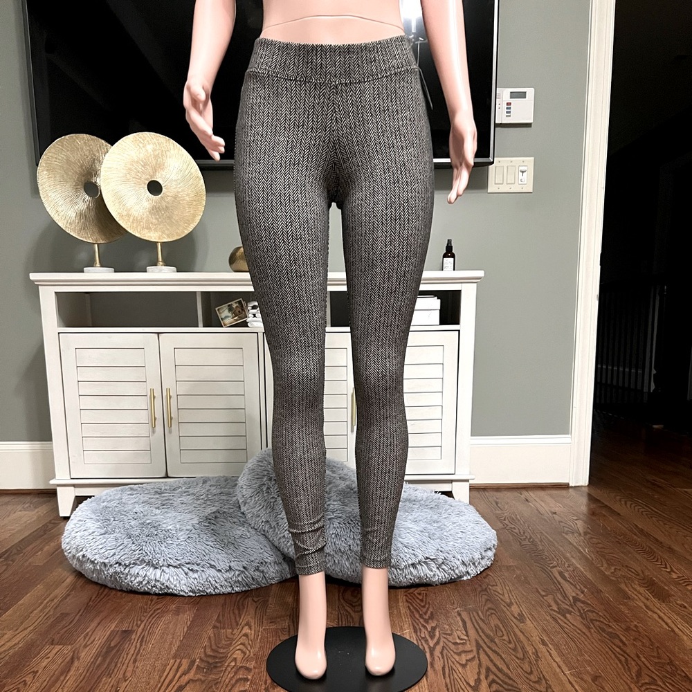 “Made You Look” Tan & Black Leggings. Size XS. Great Stretch & Fit! NWT.
